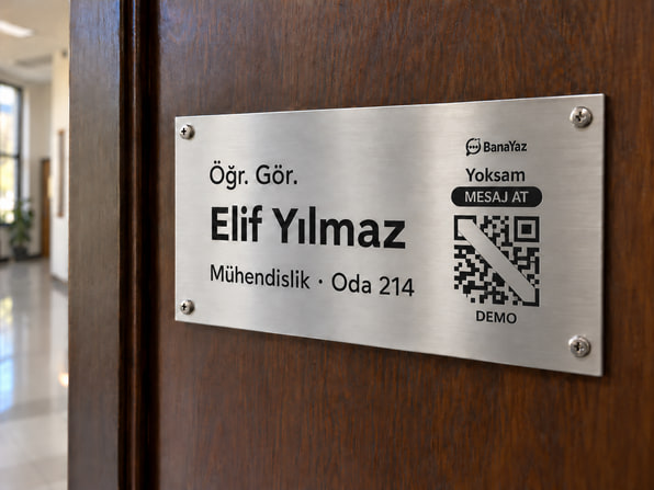 QR'ı levhaya basılmış metal isimlik